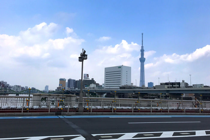 隅田川を渡る蔵前橋から見えるスカイツリー