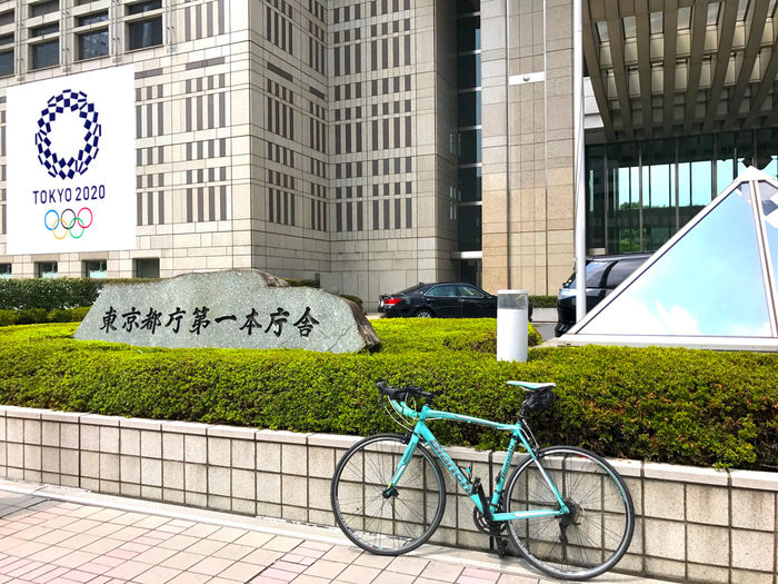 東京都庁と自転車