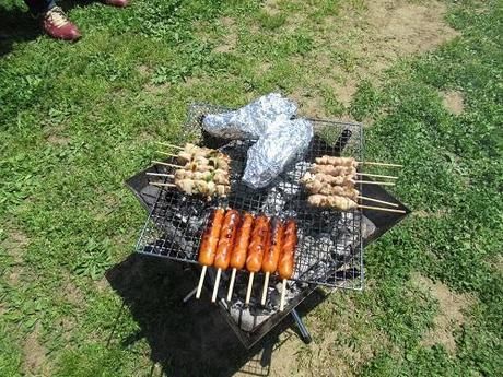 網の上で焼かれている串焼きやフランクフルト