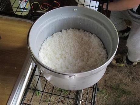 ユニフレームのfan5DXでお米を炊いている様子