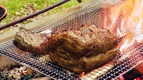 網の上で焼かれている肉の塊