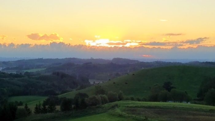 広大な山々と夕日