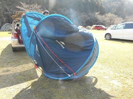 ケシュア 2SECONDS XL AIR3を開いている様子