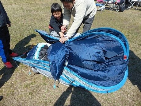ケシュア 2SECONDS XL AIR3を畳んでいる親子