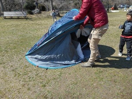 ケシュア 2SECONDS XL AIR3を畳んでいる様子
