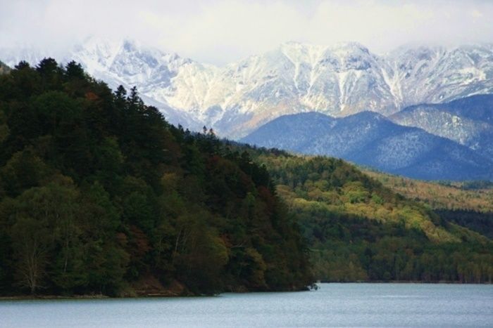 雪山と湖