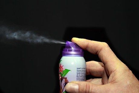 スプレーを使用している様子