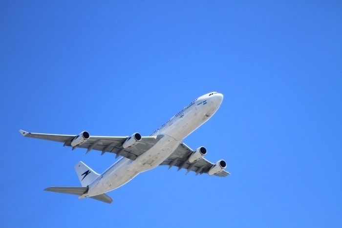 空を飛ぶ飛行機