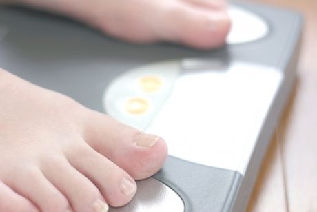 体重計に乗っている足元