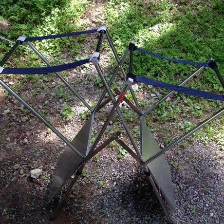 ユニフレームのキッチンスタンドを開いている様子