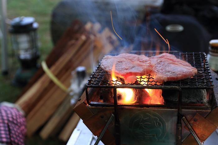 ステーキ肉をグリルする様子