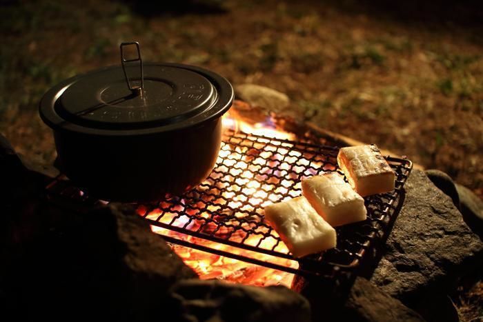 鍋を温めながら横で餅を焼く様子