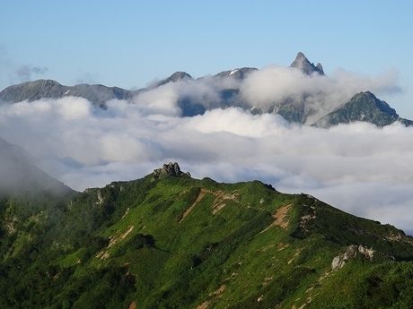 長野県大町市の雲がかった山々