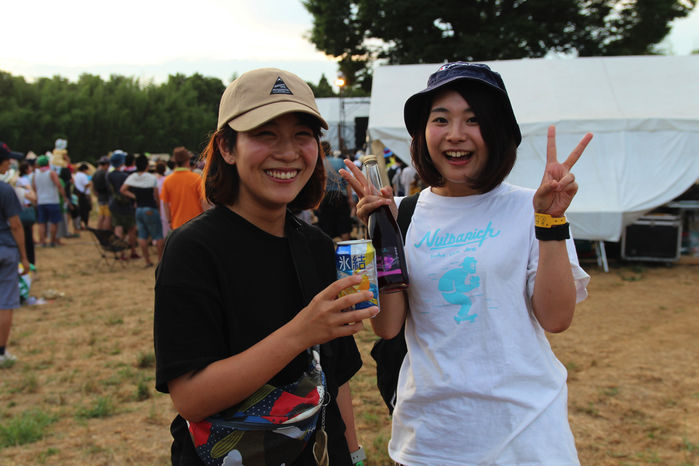 ピーナッツキャンプでお酒を飲む人々