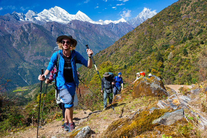 モンベルの帽子をかぶって登山をする人たち