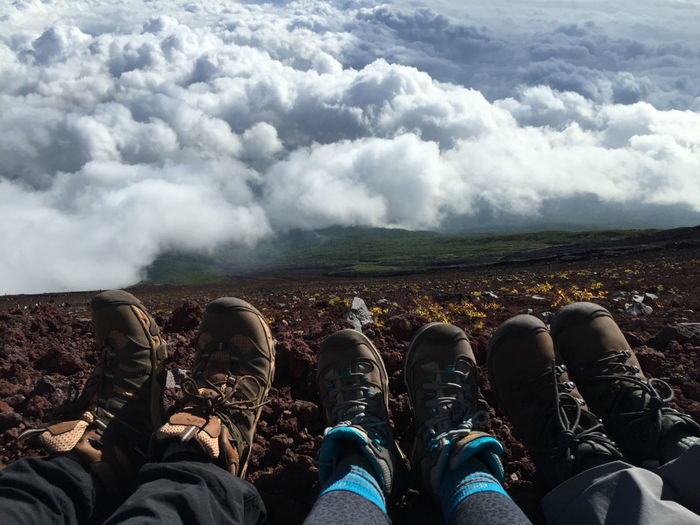 歩きやすい靴をはいた登山者の足