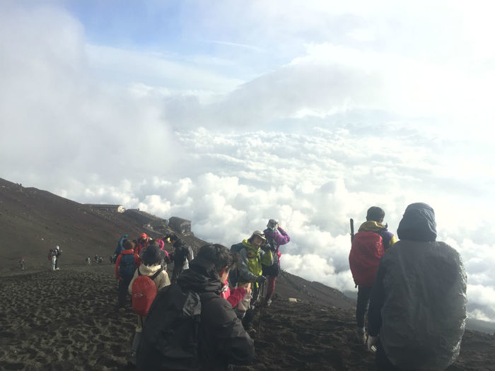 富士山清掃登山をする人々