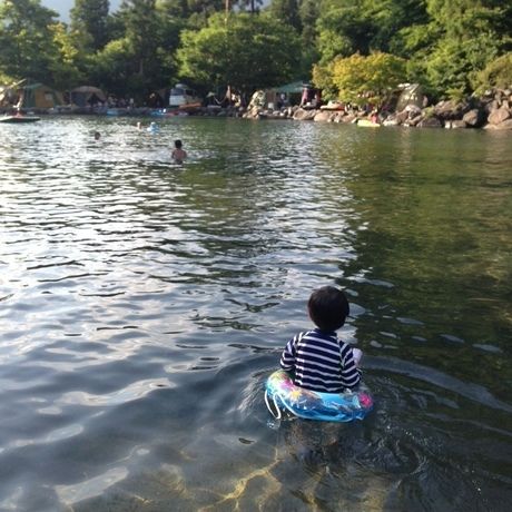 プールで遊ぶ少年