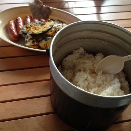 バーベキューで焼いた食材と飯盒で炊いたご飯