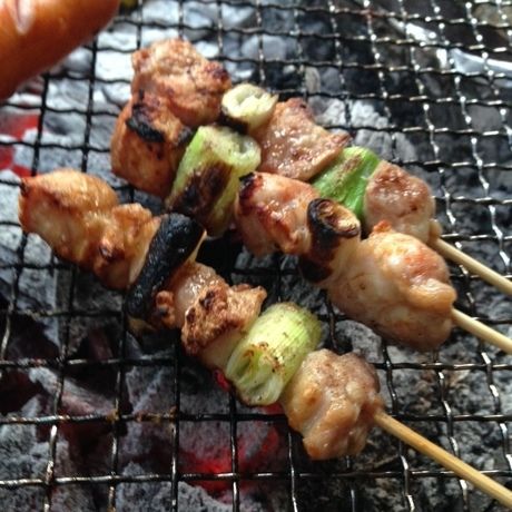 グリルで焼かれる焼き鳥