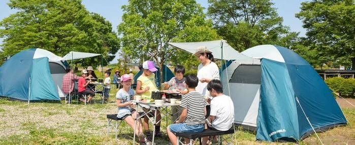 かんなの湯 ロハスガルテンキャンプ場でキャンプを楽しむ親子