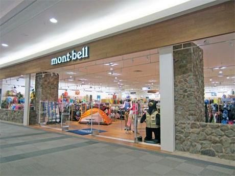 モンベル日の出店の外観