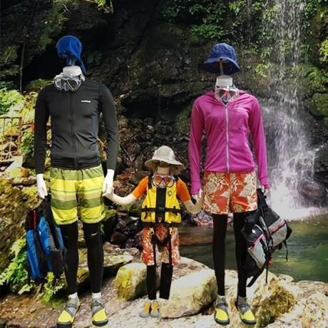 箕面の山に展示されたモンベルの服を装ったマネキン