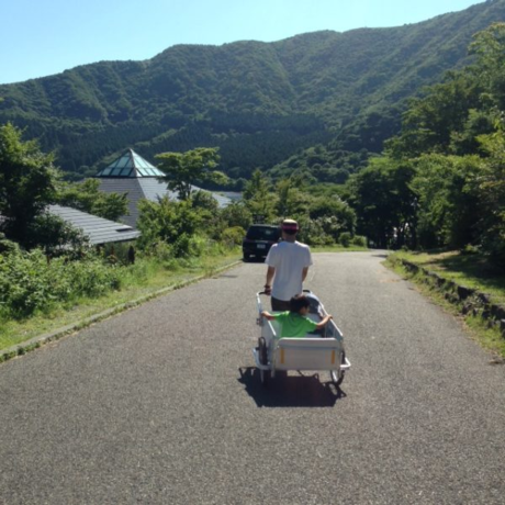 リヤカーで荷物を運ぶ様子