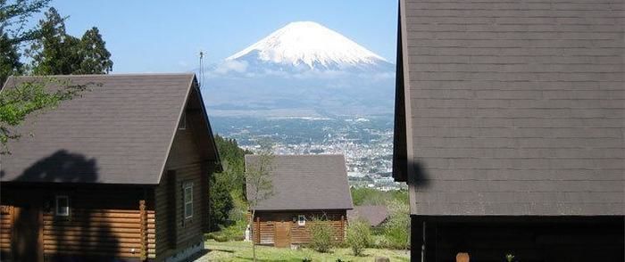 乙女森林公園第2キャンプ場のコテージと富士山