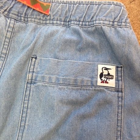 チャムスのデニムパンツのお尻のポケット部分のロゴ
