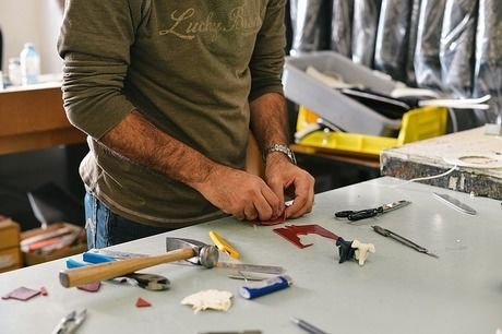 修理をしている男性の手元