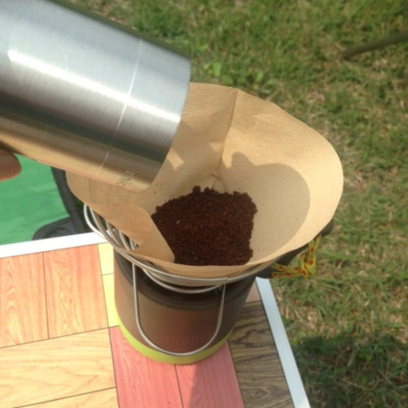 コーヒーを入れている様子