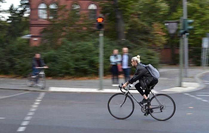 マウンテンバイクで颯爽と街中を走り抜ける女性