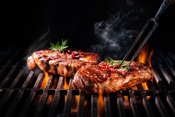 網の上で焚かれる肉