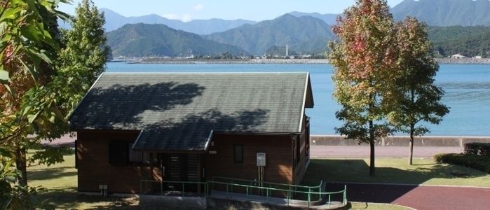 孫太郎オートキャンプ場と広大な湖