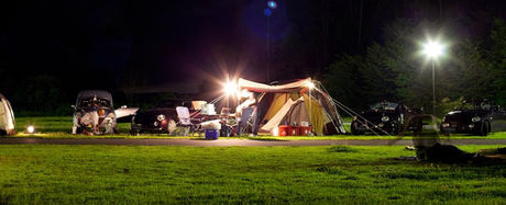 ささゆりの湯キャンプ場の夜のキャンプサイトの様子