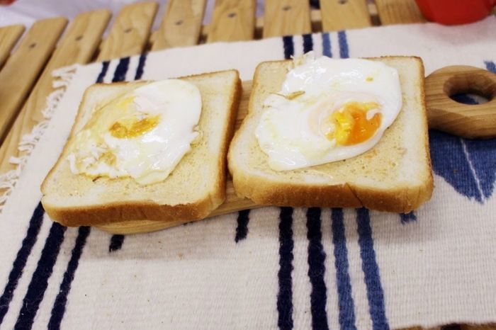 食パンの上に目玉焼きが乗っている様子