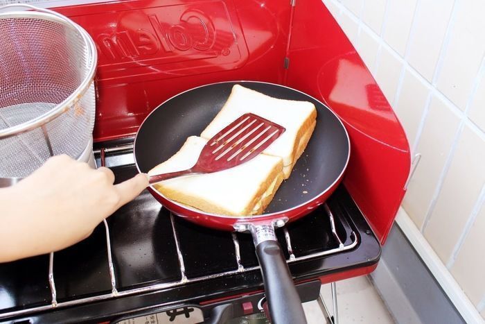 サンドイッチをフライパンで焼いている様子