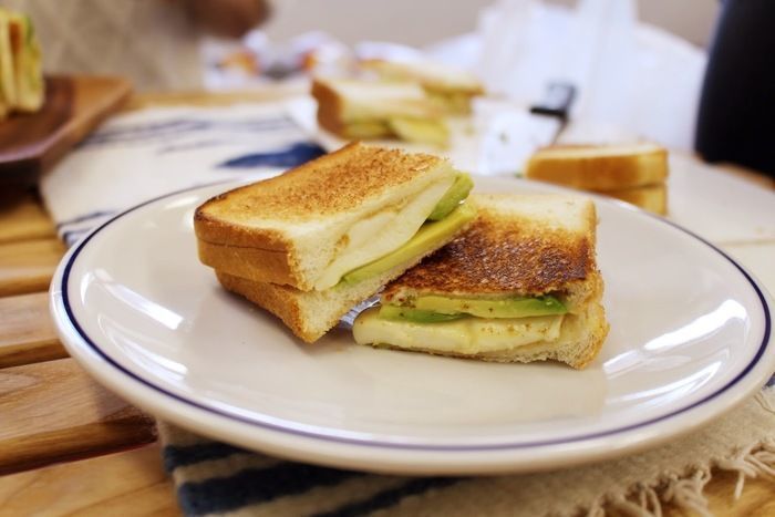 アボガドとモッツァレラチーズのホットサンド