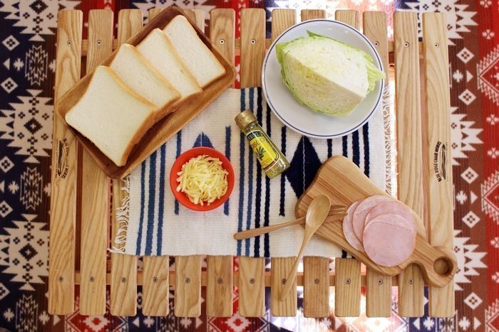 机の上に並べられた食材
