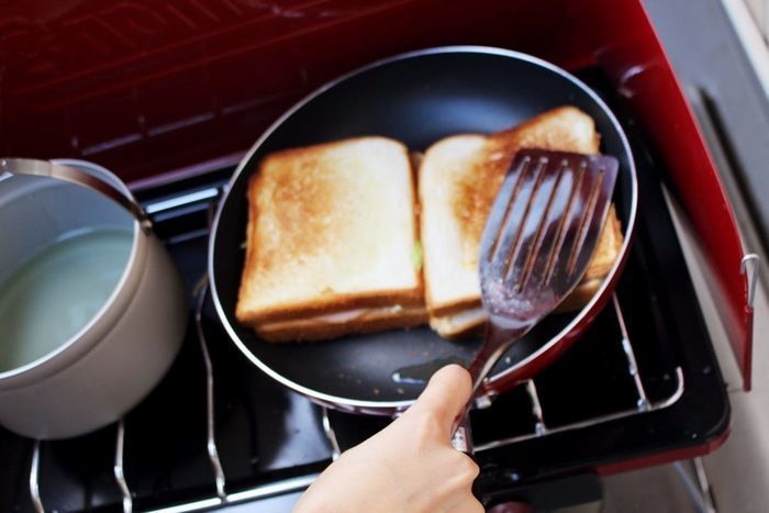 サンドイッチをフライパンで焼いている様子