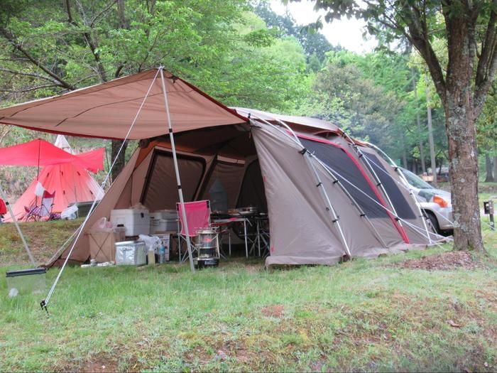 キャンプ場に張られたテントの様子