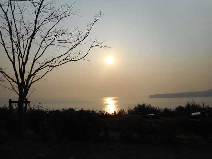 朝日が昇る空