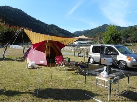 キャンプ場に設営されたテントとタープ