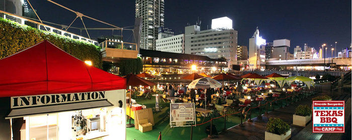 なんばテキサスBBQの賑わう夜のバーベキュー場