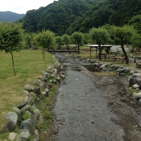 場内を流れる小川と豊かな自然