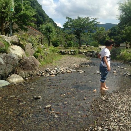 場内の小川で遊ぶ子供