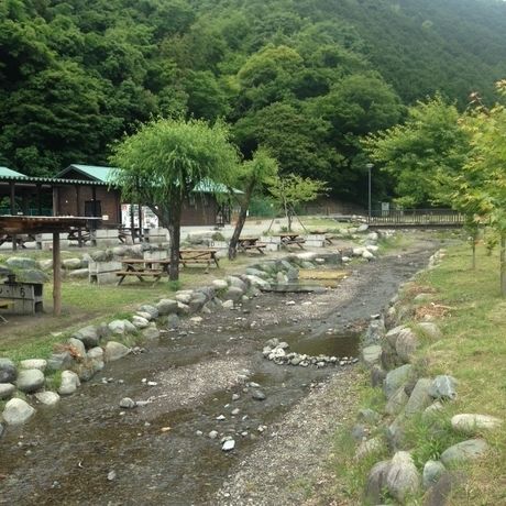 バーベキュー場と場内を流れる小川