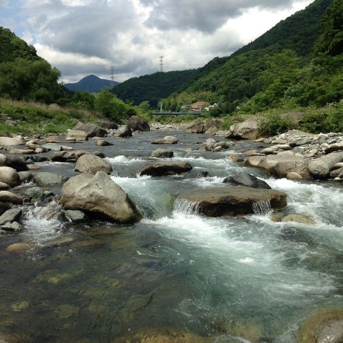 岩の間を流れる河内川
