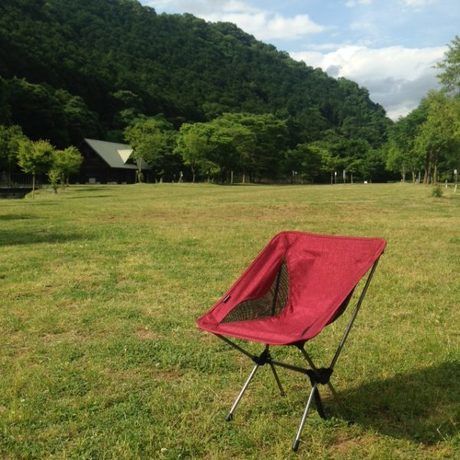 芝生の上のコンパクトチェア